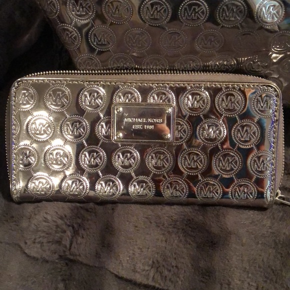 Michael Kors bag with matching wallet - Picture 2 of 5